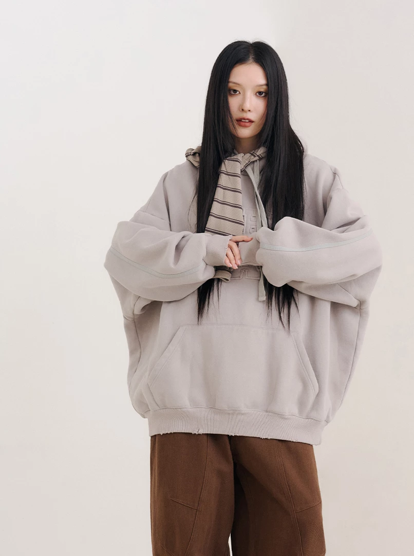 同色拼布字樣寬鬆刷毛帽T