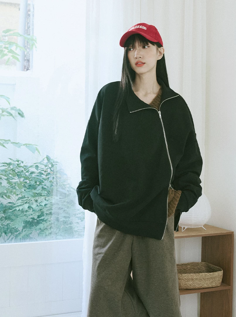 斜拉鍊設計疊穿大學T