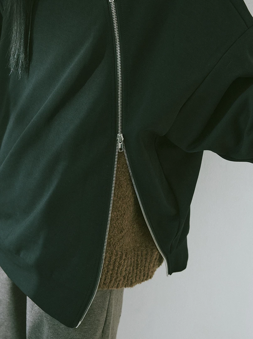 斜拉鍊設計疊穿大學T