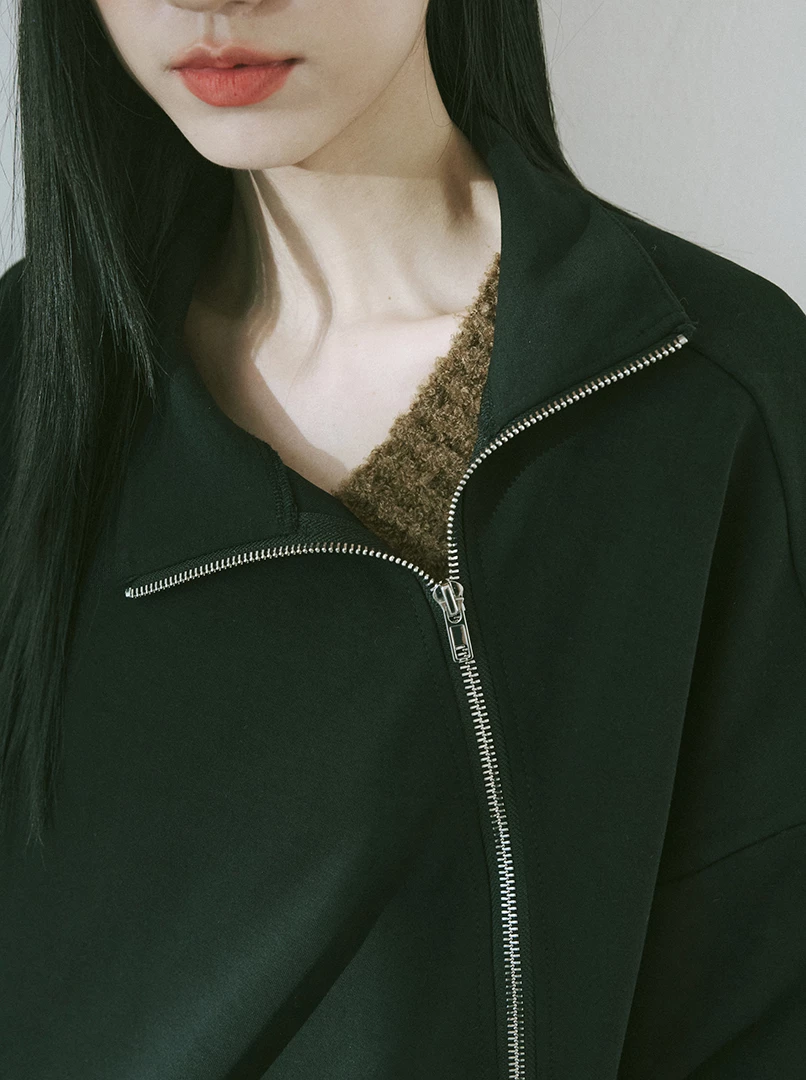 斜拉鍊設計疊穿大學T