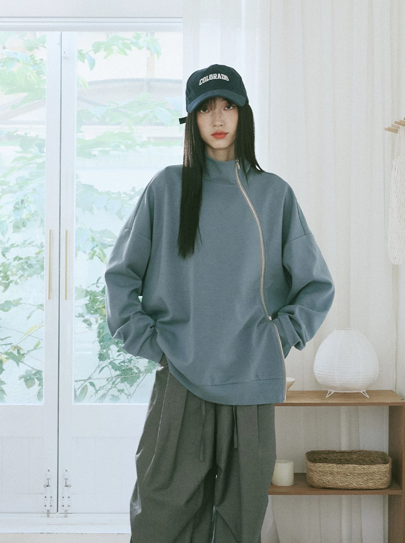 斜拉鍊設計疊穿大學T