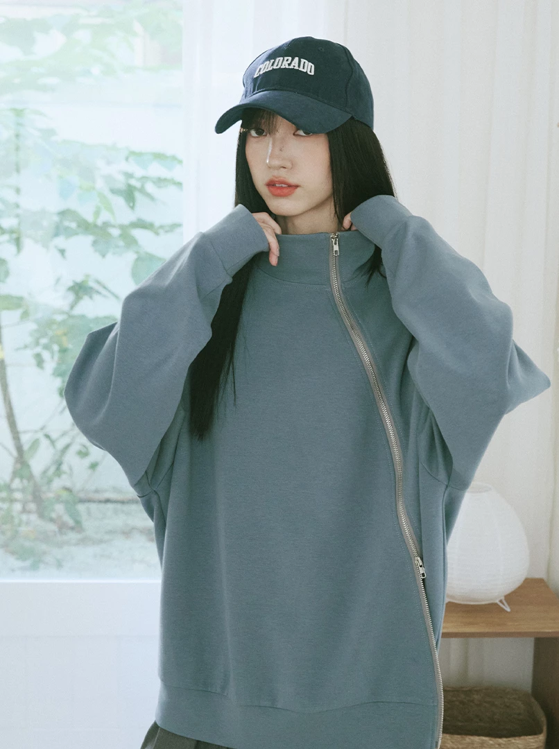 斜拉鍊設計疊穿大學T