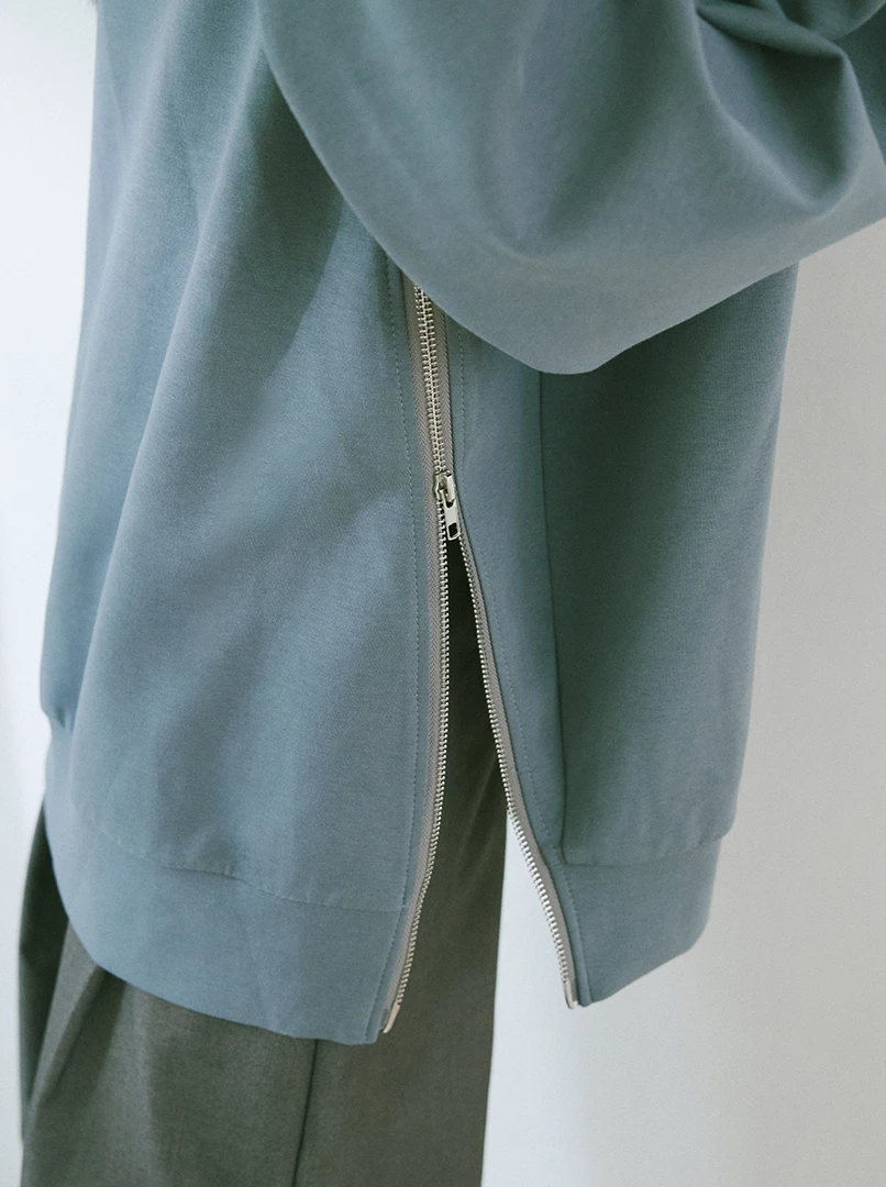 斜拉鍊設計疊穿大學T