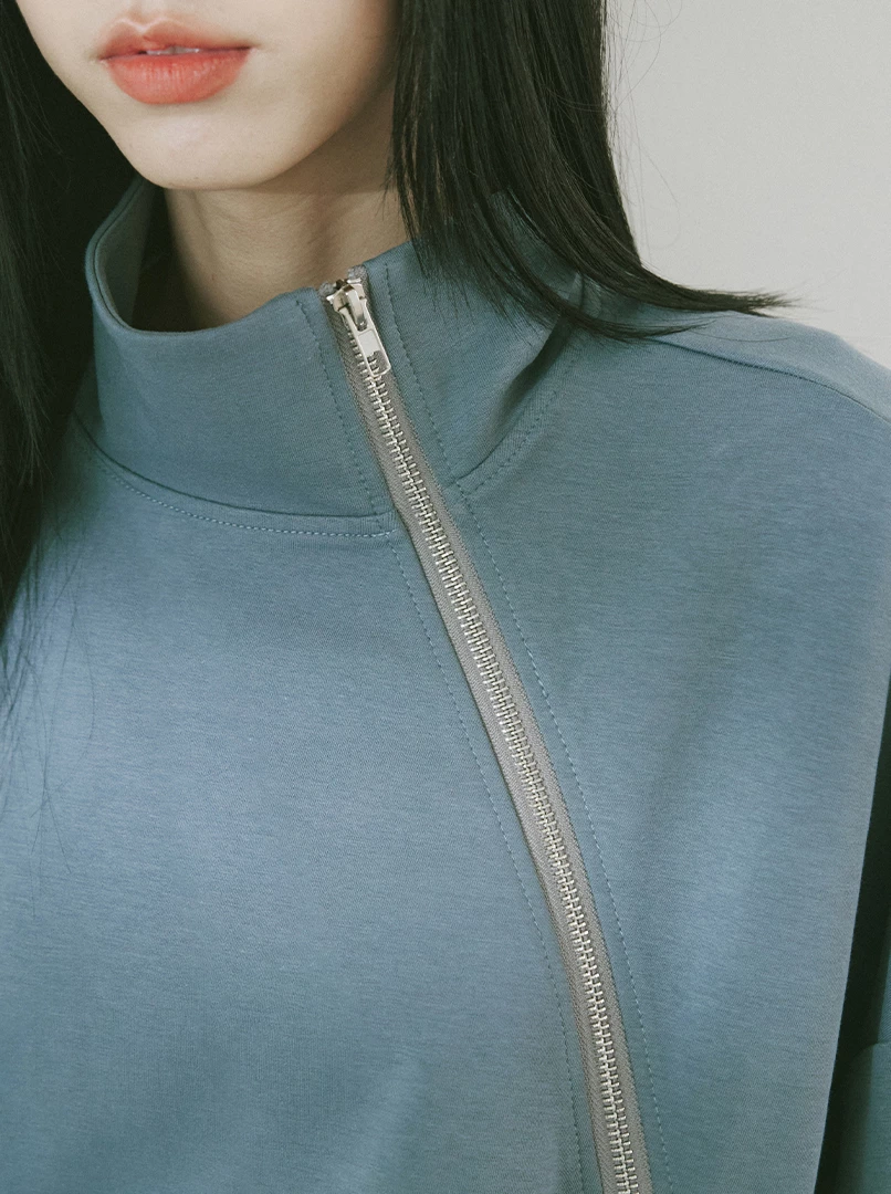 斜拉鍊設計疊穿大學T