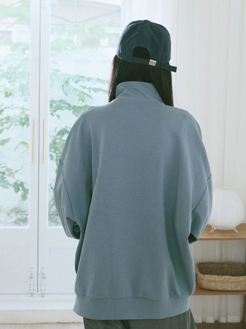 斜拉鍊設計疊穿大學T