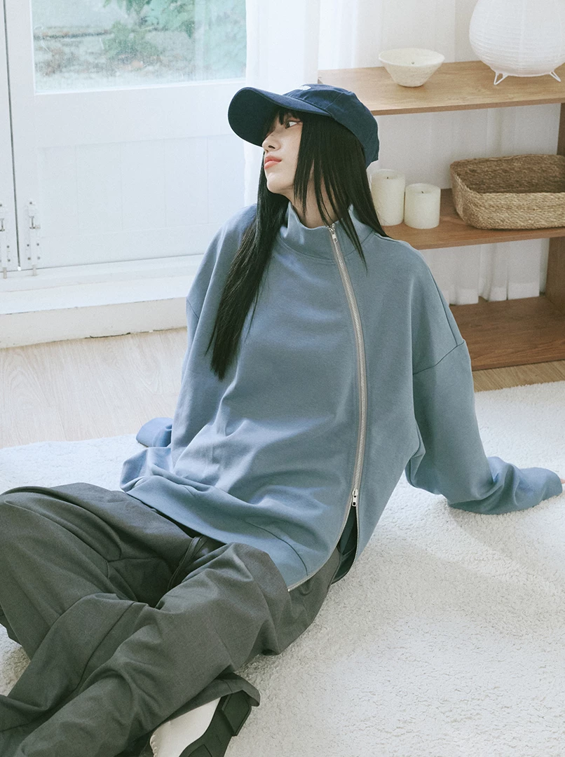 斜拉鍊設計疊穿大學T